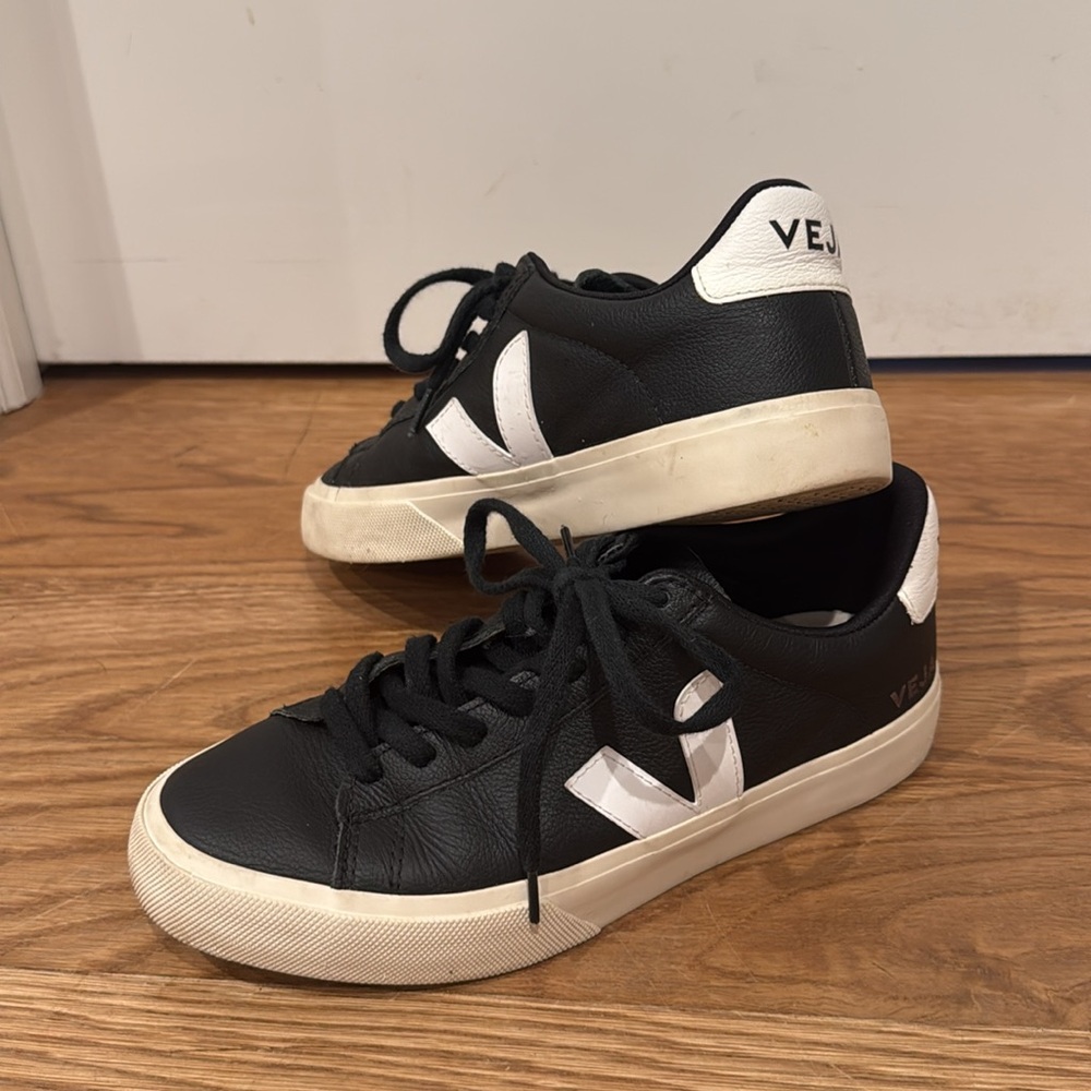 Women’s black Vejas